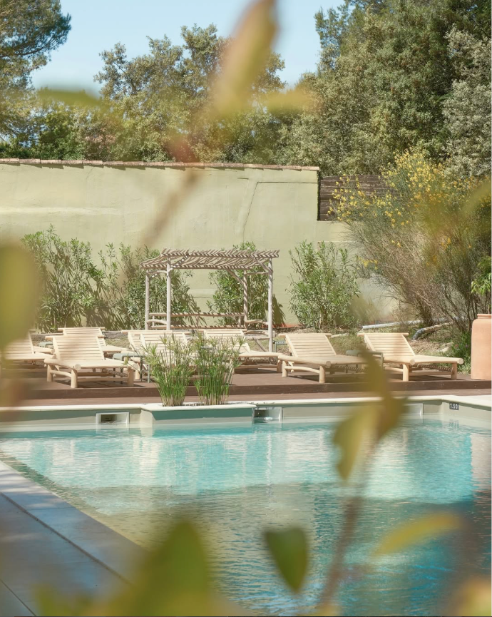 Aménagement terrasse piscine restaurant Comme Un Dimanche Luberon - Hydile