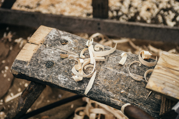 Préparation du bois dans l'atelier pour créer un meuble