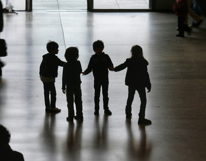 Enfants qui se tiennent la main pour symboliser notre engagement envers Prométhée Humanitaire