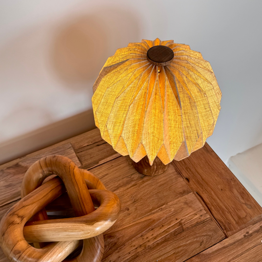 CÉRÈS - Petite lampe à poser ronde en lin et bois de manguier (6).webp