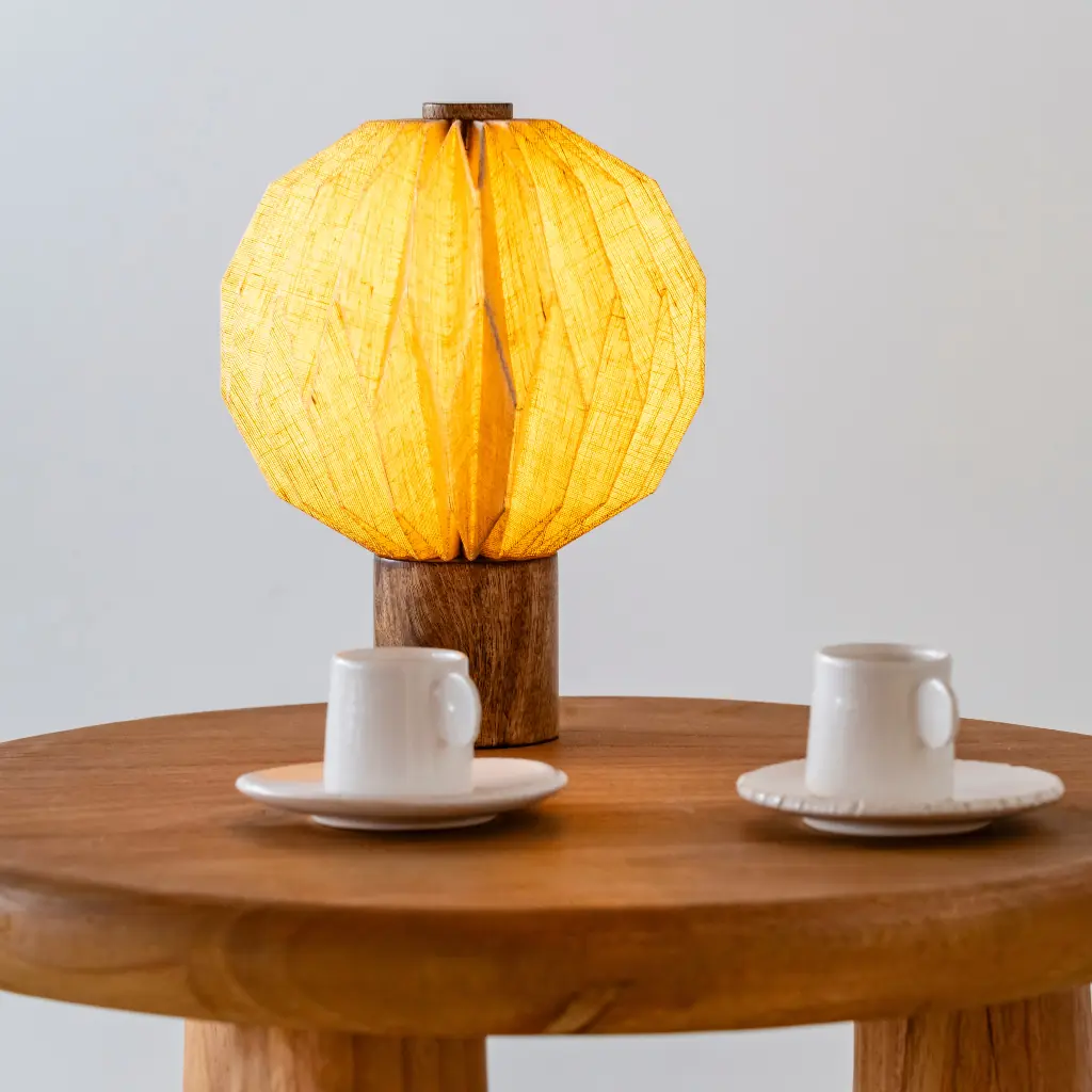 CÉRÈS - Petite lampe à poser ronde en lin et bois de manguier (4).webp