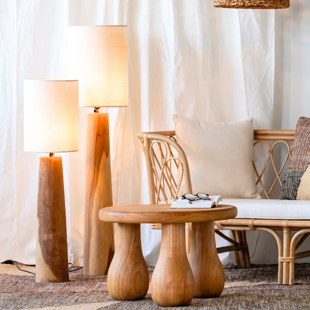 AGATHE - Lampe à poser en teck et abat-jour en lin M D30cm H121cm
