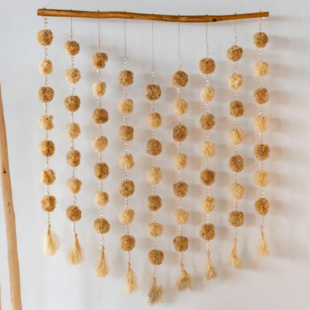 pom-decoration-murale-avec-pompons-et-coquillages (1).webp
