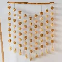 pom-decoration-murale-avec-pompons-et-coquillages (1).webp