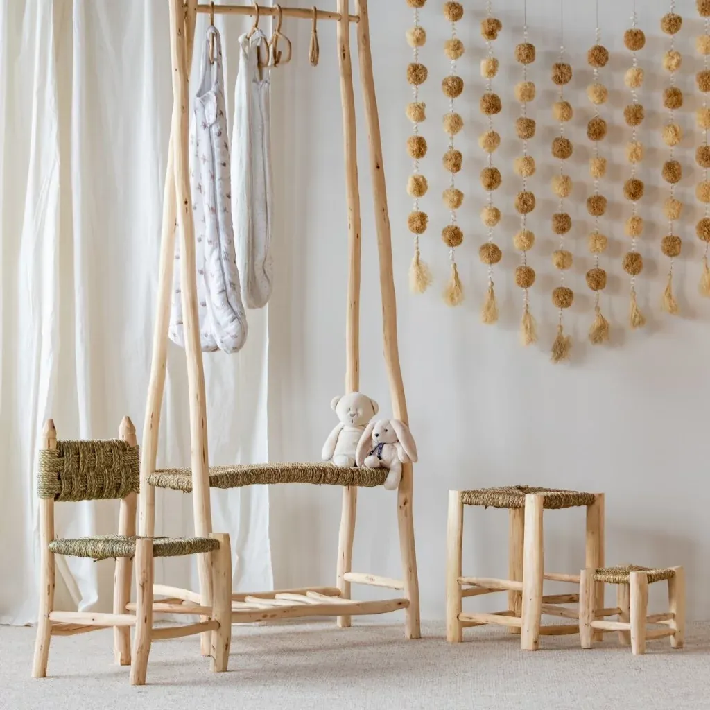 pom-decoration-murale-avec-pompons-et-coquillages (2).webp