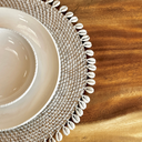 SET DE TABLE EN ROTIN ET COQUILLAGES CAURI BLANC D40xH1cm