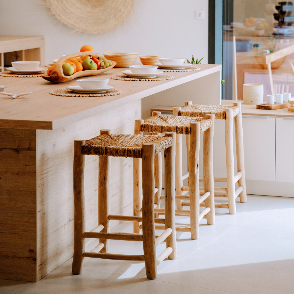 MATOU - Tabouret haut en bois d'eucalyptus et doum. H64 L34.5 l35cm