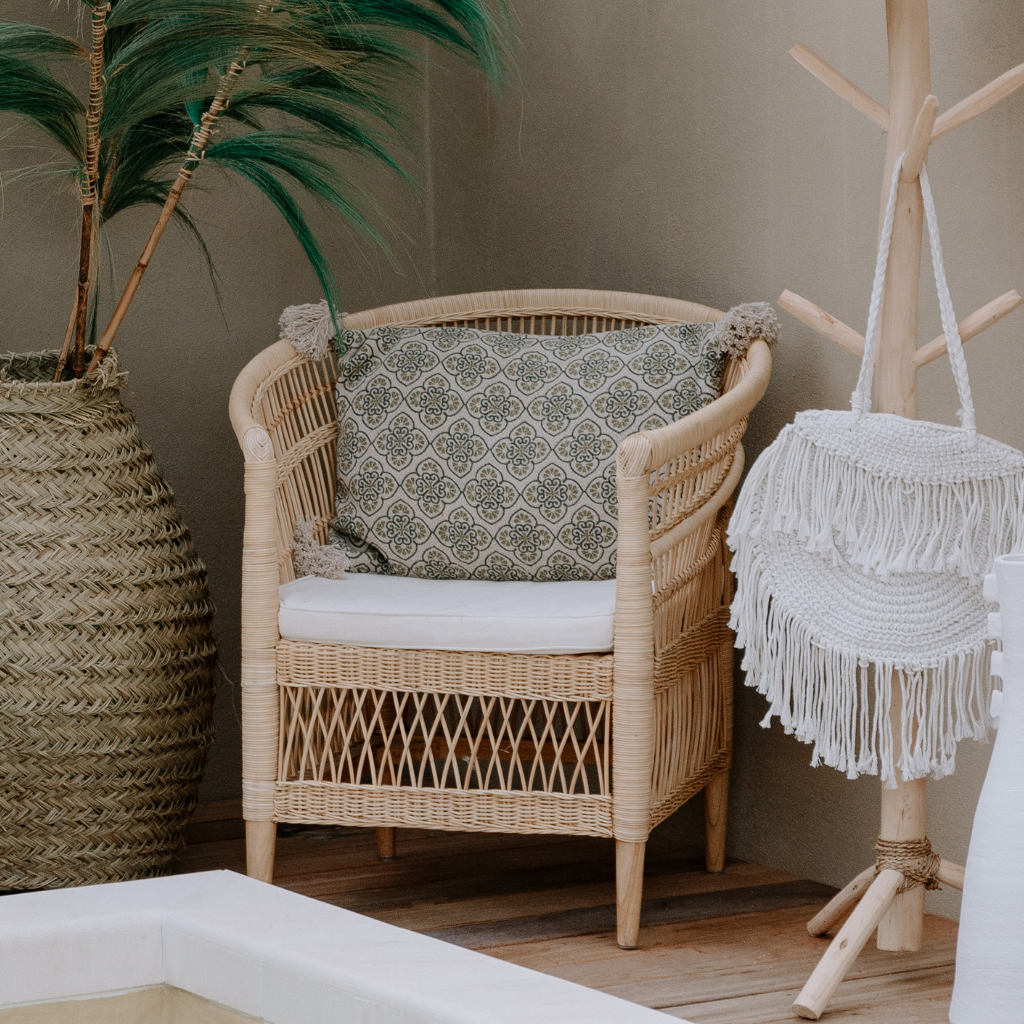 ILIOS - Fauteuil en rotin et pieds en teck