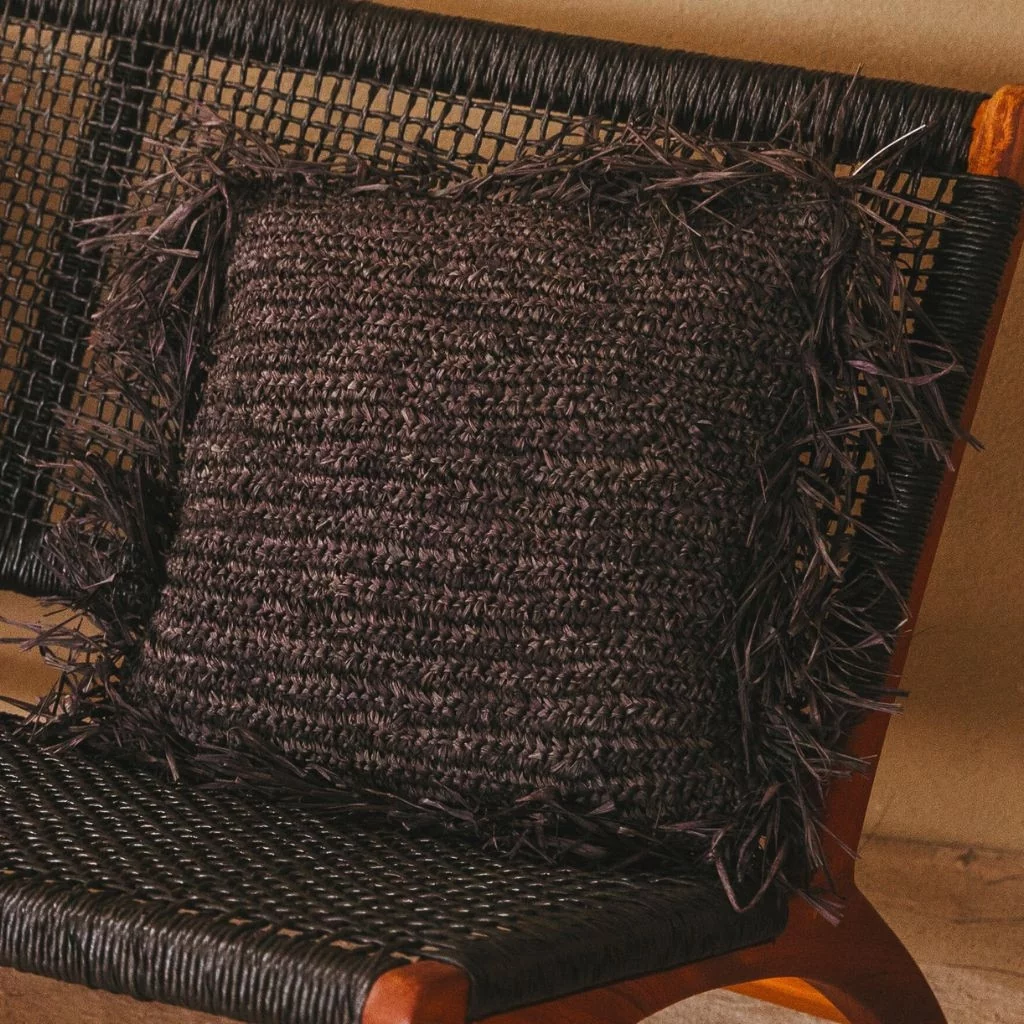 JORDI - Coussin en raphia tressé couleur noir