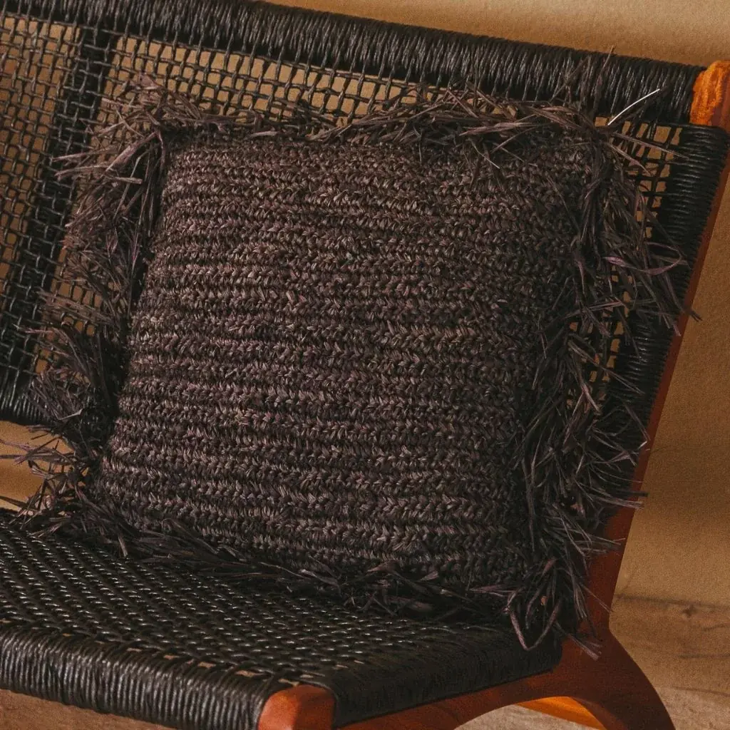 JORDI - Coussin en raphia tressé couleur noir