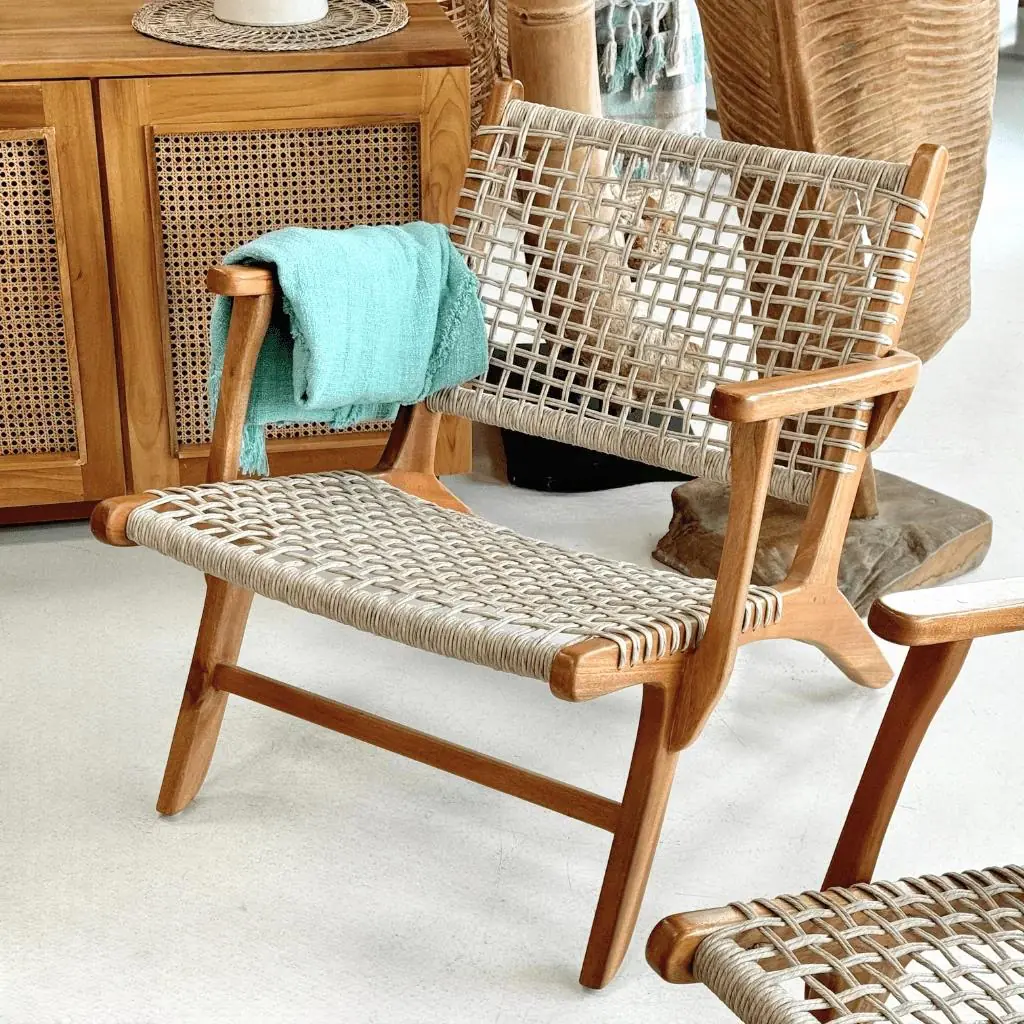 JUNE- Fauteuil avec accoudoirs en corde synthétique et teck