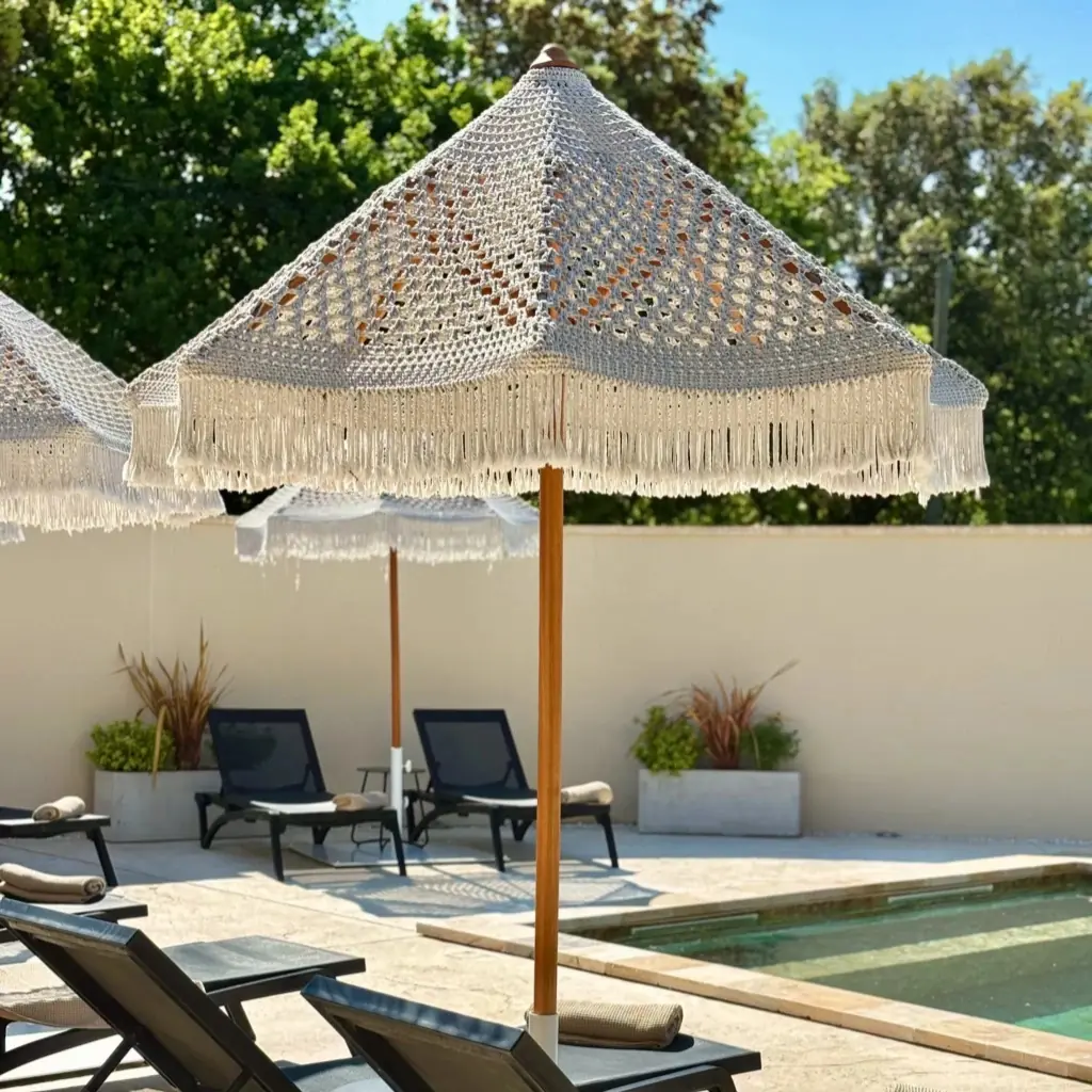 ALOHA - Parasol blanc macramé avec support en teck