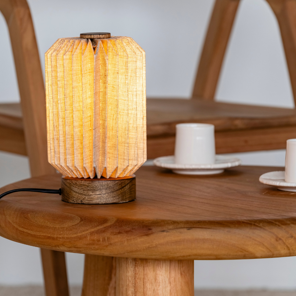 ERIS - Petite lampe à poser en lin et bois de manguier