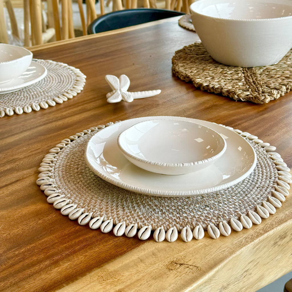 CAURI - Lot de 4 sets en rotin blanc et coquillage